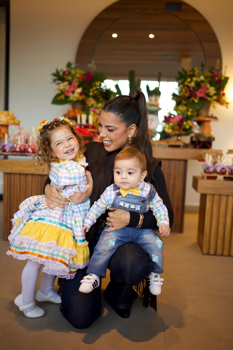 Vitoria Telles com os filhos, Antonella e Alexinho, em arraiá em casa — Foto: Divulgação