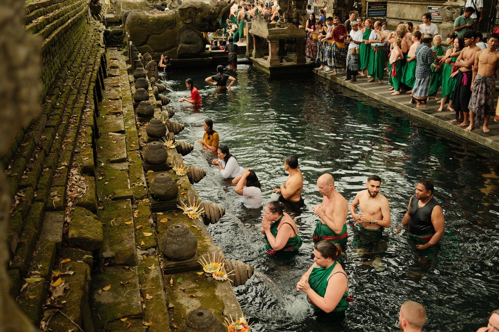 O “melukat” é o conhecido banho de purificação do hinduísmo balinês — Foto: Getty Images