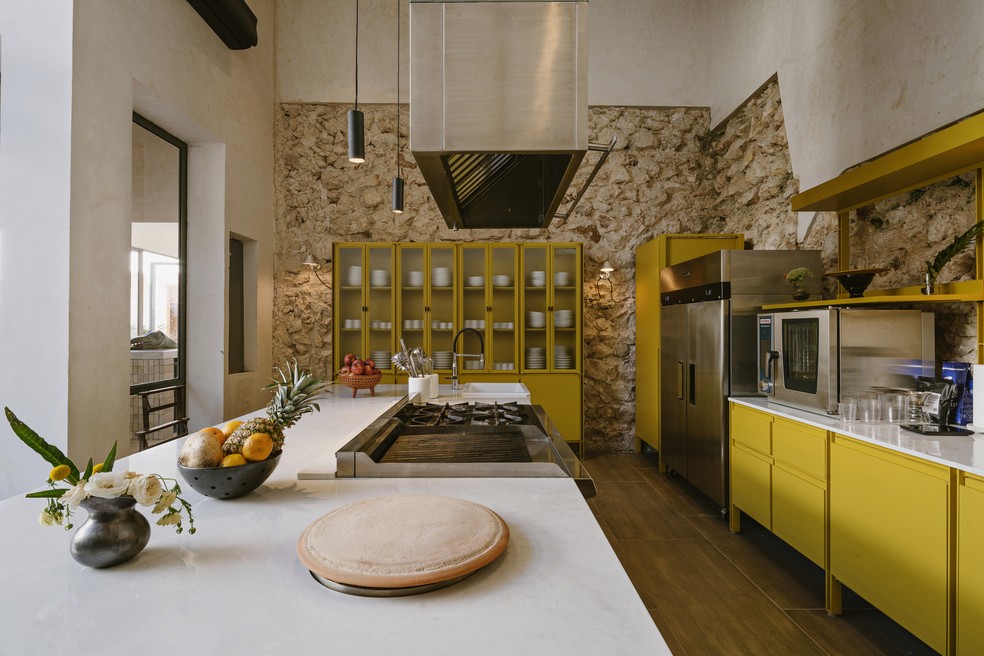 Décor do dia: cozinha amarela com estilo rústico — Foto: Fernando Marroquin