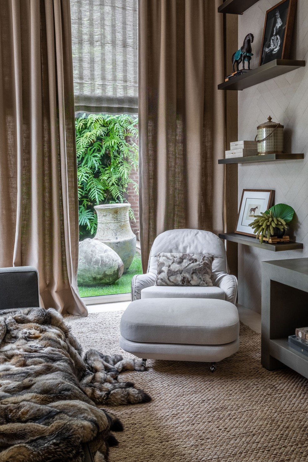 Um cantinho especial para você em casa é essencial, não pode faltar — Foto: Este espaço assinado pela arquiteta Andrea Teixeira é perfeito para relaxar e aproveitar uma boa leitura | Foto: Demian Golovaty