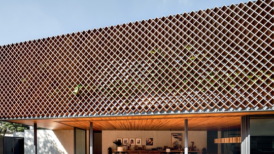 Casa de 867 m² com materiais naturais, madeira e muito design nacional