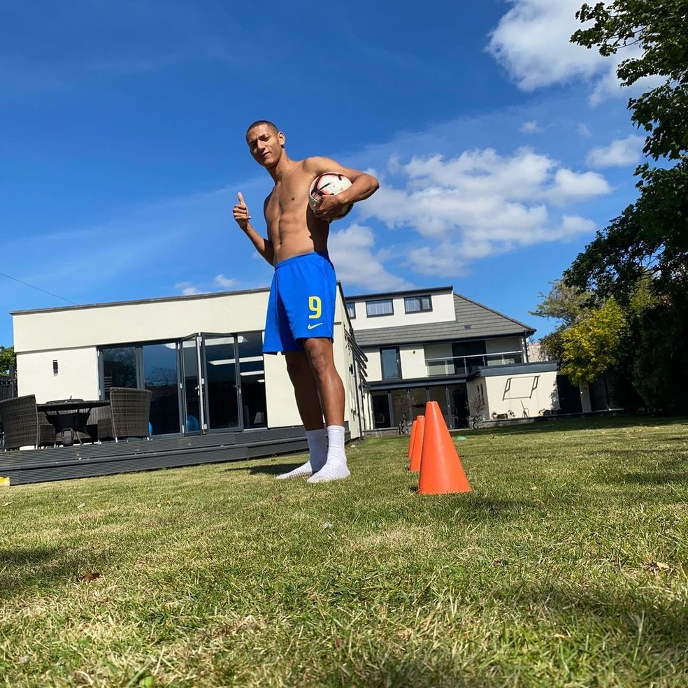 Richarlison posando com o short da Seleção Brasileira no quintal da casa em que mora na Inglaterra — Foto: Reprodução/Instagram @richarlison