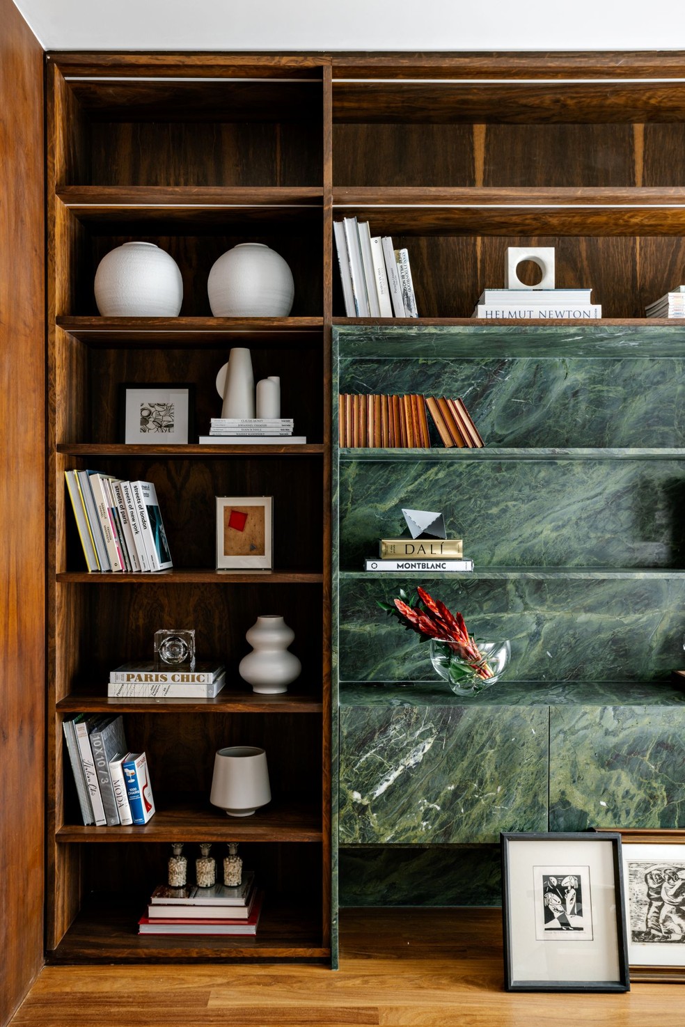 Assinado pela arquiteta Marcela Penteado, esta estante cria pequenos conjuntos de livros e peças decorativas para manter o equilíbrio  — Foto: Fran Parente/Divulgação