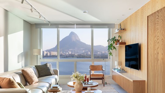 Décor do dia: sala e escritório integrados com vista icônica do Rio de Janeiro