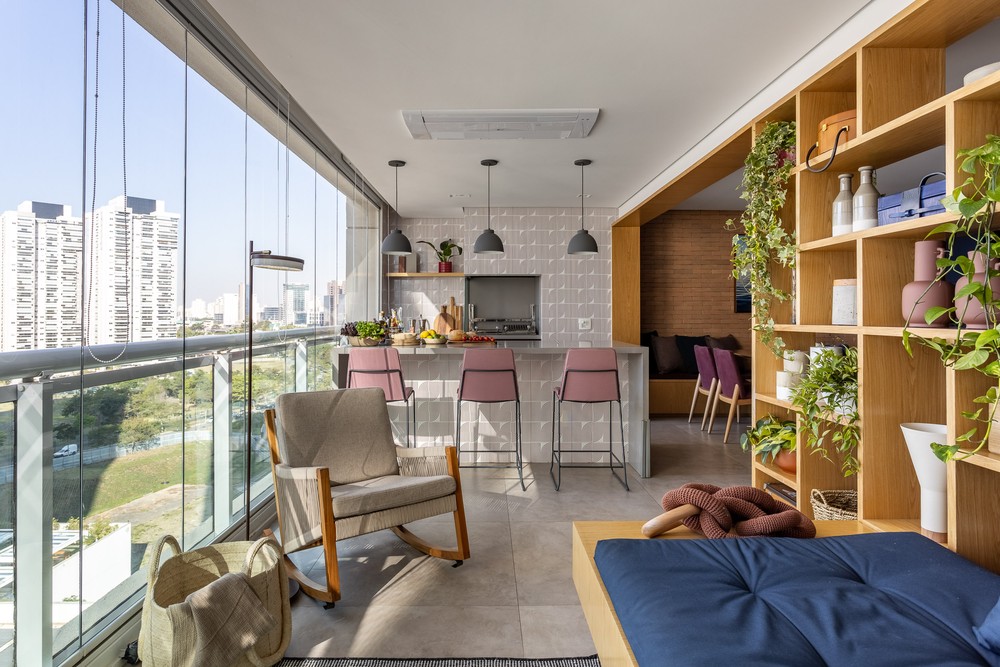 Apartamento de 170 m² ganha marcenaria azul e varanda integrada com a sala