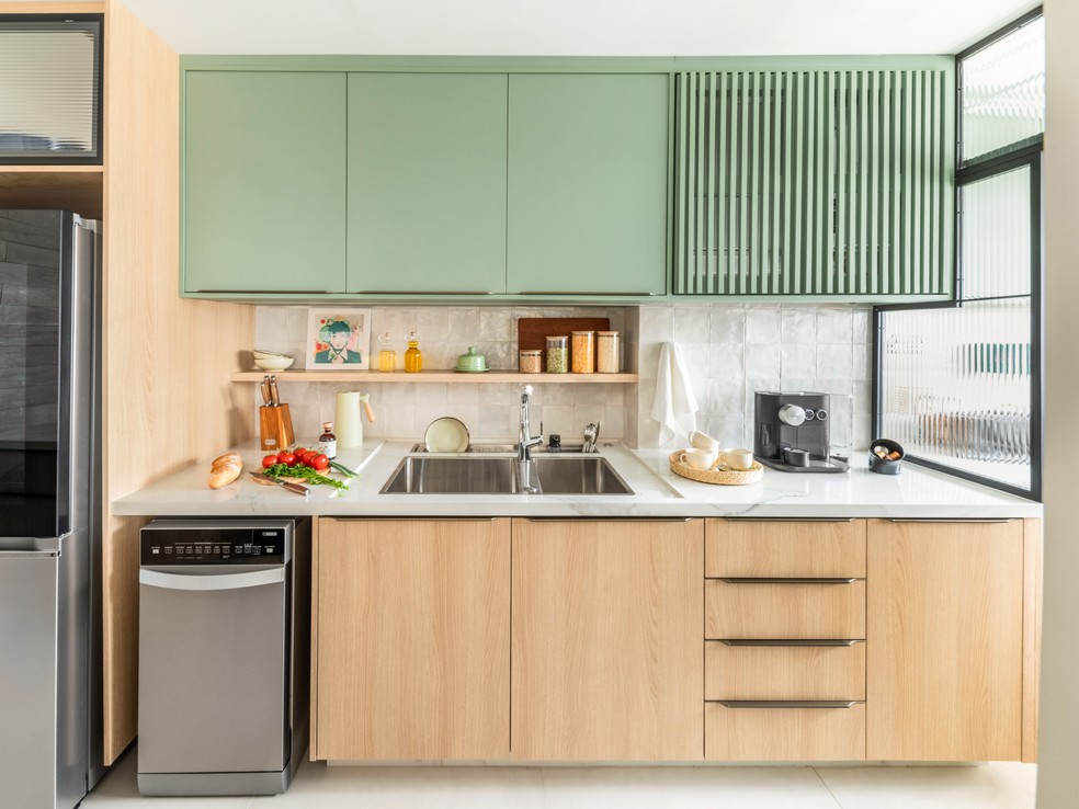 Tudo que envolver água precisa ser observado com cuidado: torneiras, manchas que surgem no teto ou nas paredes e qualquer sinal de infiltração”, orienta o arquiteto Bruno Moraes, autor do projeto desta cozinha BMA Studio. — Foto: Guilherme Pucci/Divulgação