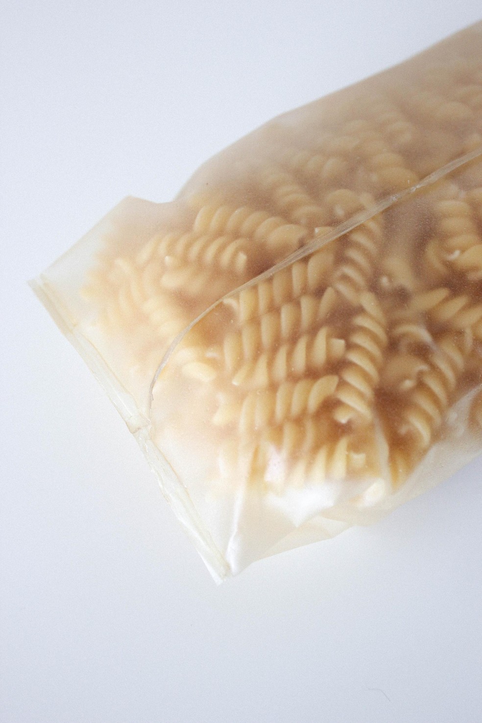 Embalagem alimentícia feita com plástico à base de algas, parte do projeto Desintegra.me, de Margarita Talep — Foto: Divulgação