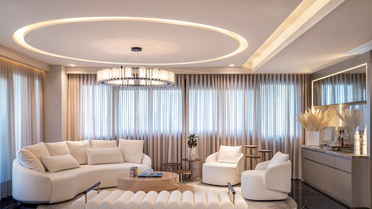 Apartamento de 320 m² com paleta de cores claras e inspiração clássica