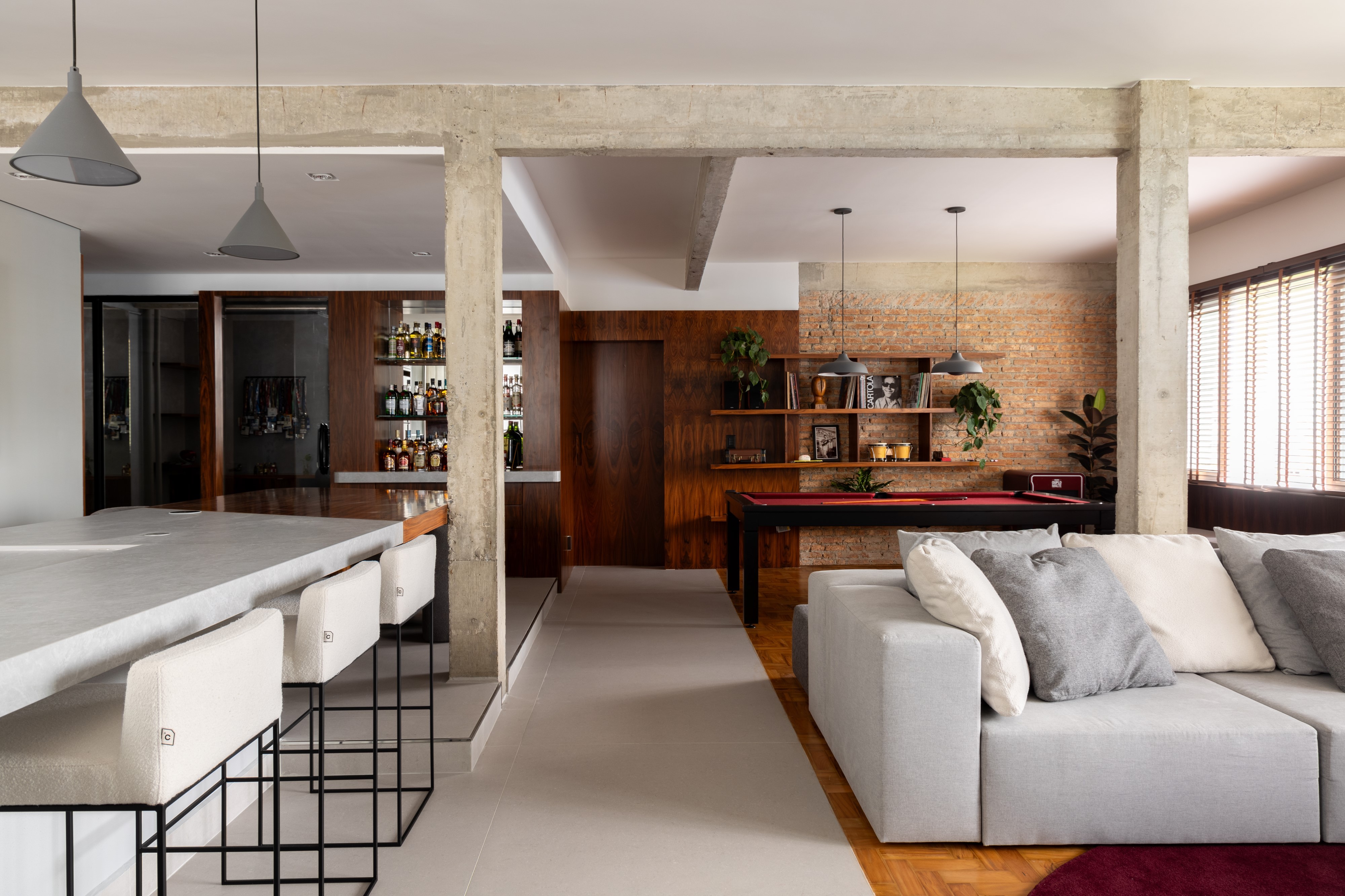 Apartamento dos anos 1970 mistura estilos industrial e contemporâneo