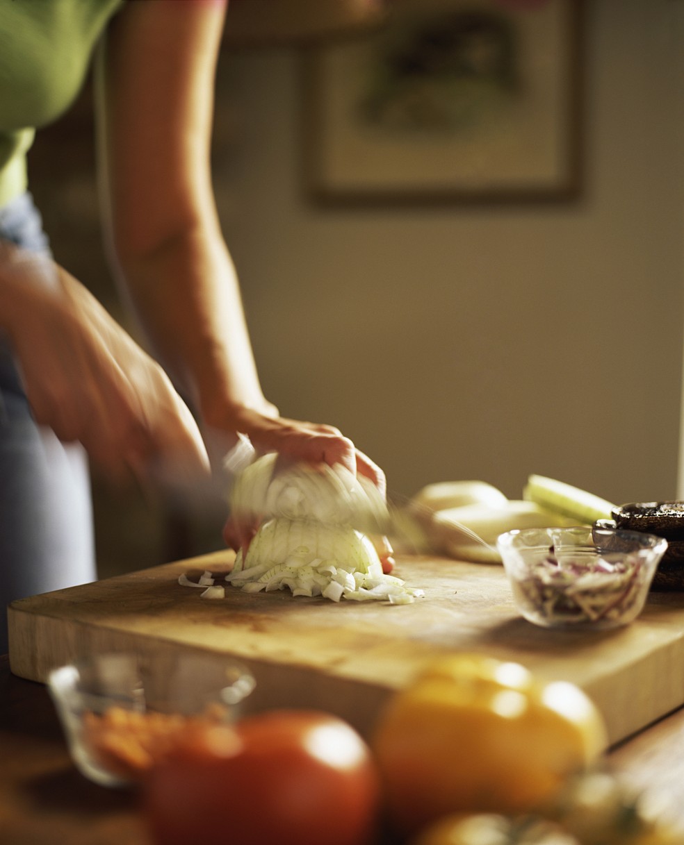 Como cortar cebola — Foto: Getty Images