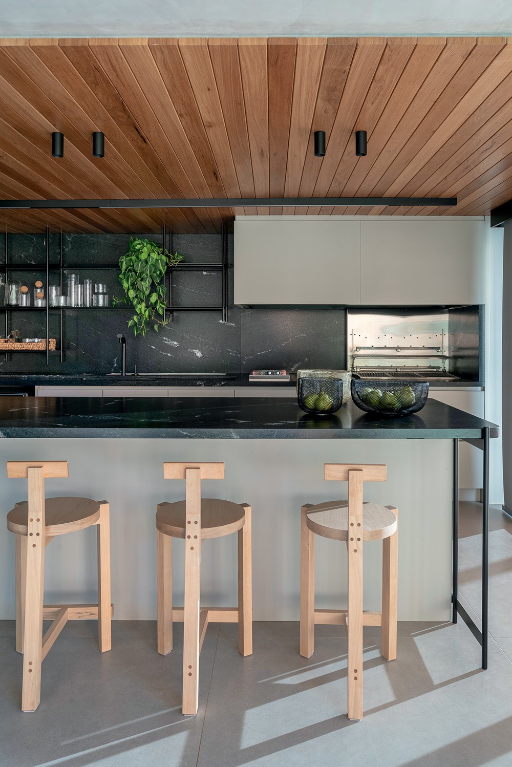 Com ícones do design, casa de 400 m² é feita para ser lugar de reconexão