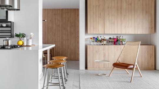 Décor do dia: sala integrada à cozinha combina madeira e couro
