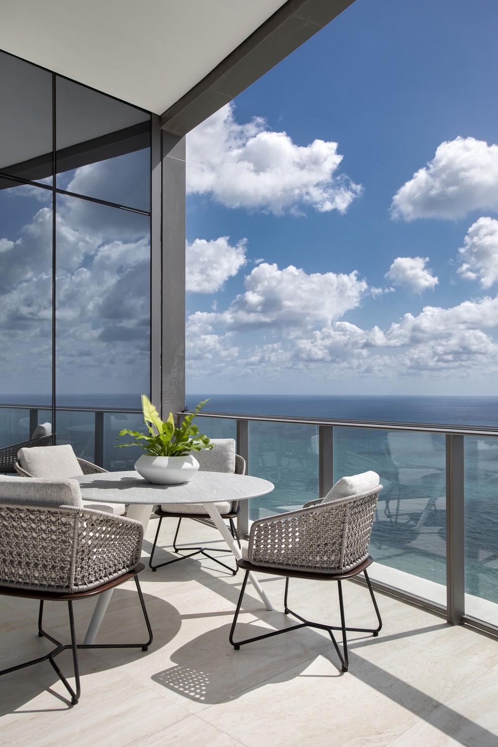 A varanda com vista para o mar, em Miami Beach — Foto: Denilson Machado/MCA Estúdio