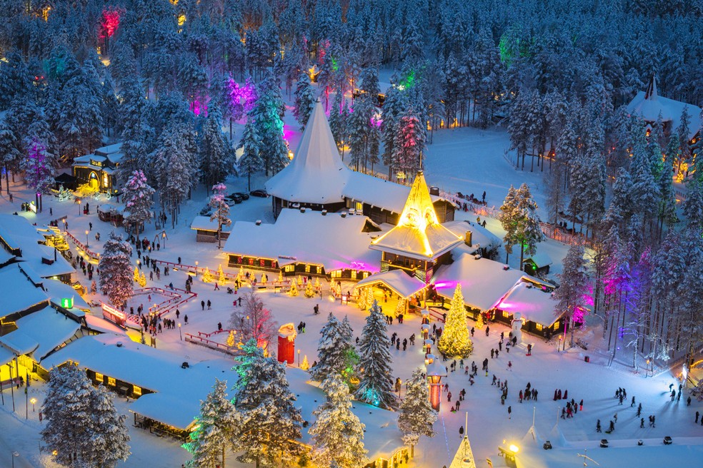 Árvore de Natal e luzes coloridas na Vila do Papai Noel, em Rovaniemi, Lapônia, na Finlândia — Foto: Getty Images/Roberto Moiola / Sysaworld