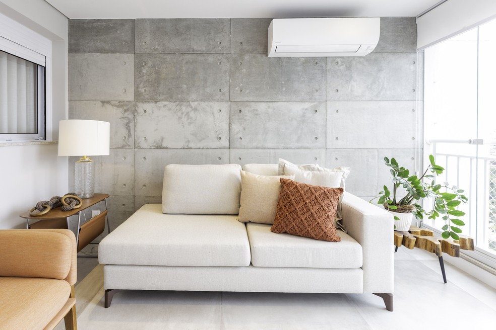 Apartamento assinado pela arquiteta Daniela Funari, com decoração clean e parede principal com placas de concreto — Foto: Mariana Camargo