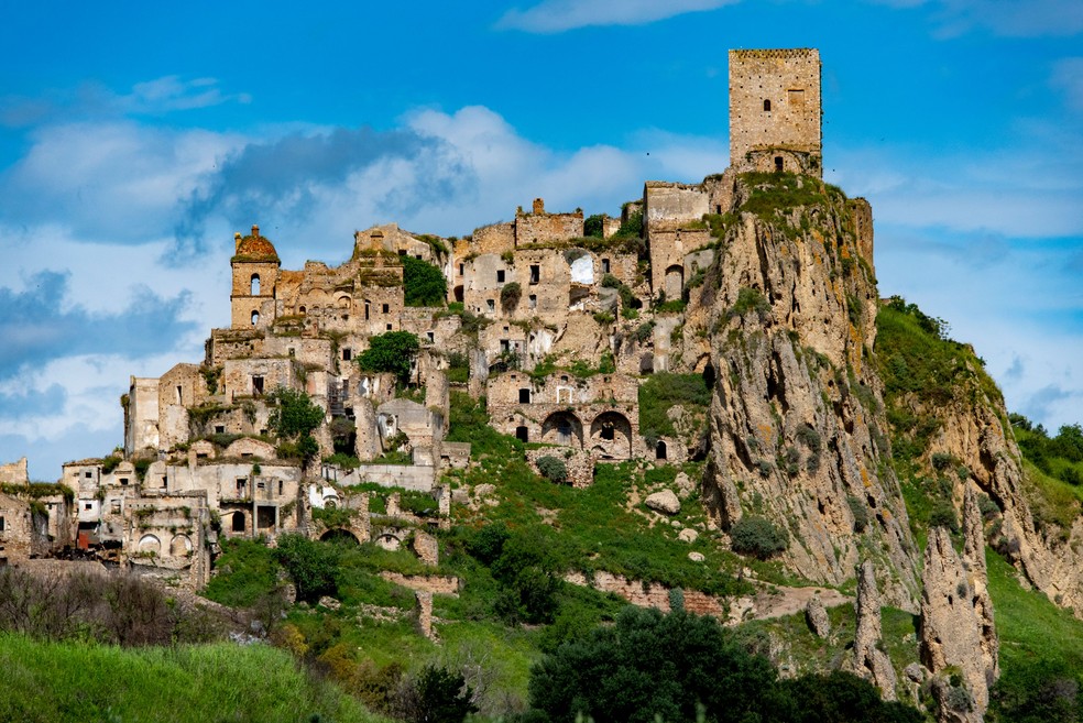 Craco é um vilarejo abandonado no alto de uma colina de quase 400 metros de altura na Itália — Foto: Getty Images