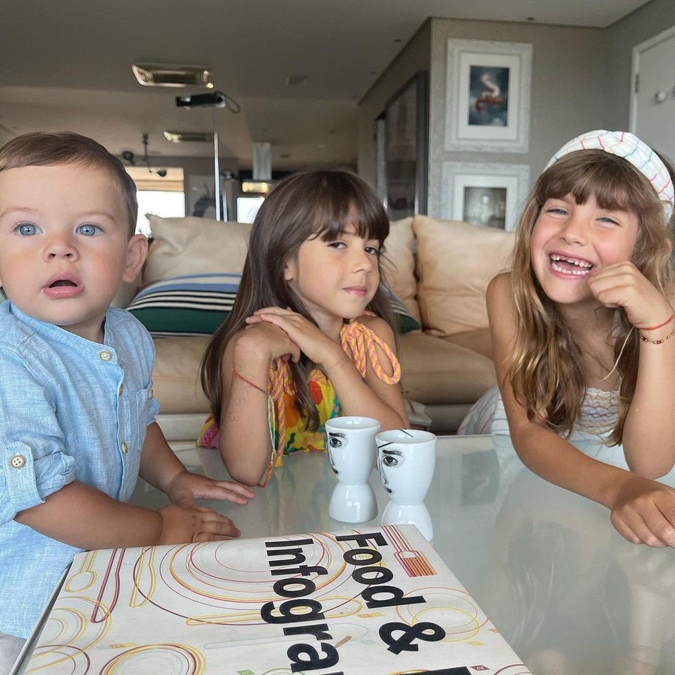 Rayan, Kyara e Ayra, filhos de Kyra Gracie e Malvino Salvador, em pose na sala do apartamento — Foto: Reprodução/Instagram