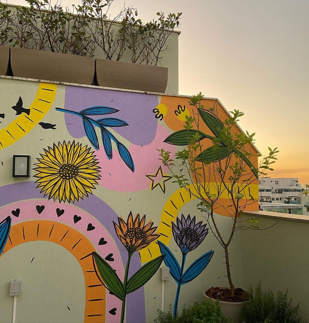 Giulia Costa mostra terraço com pintura personalizada em apartamento  — Foto: Reprodução/Instagram