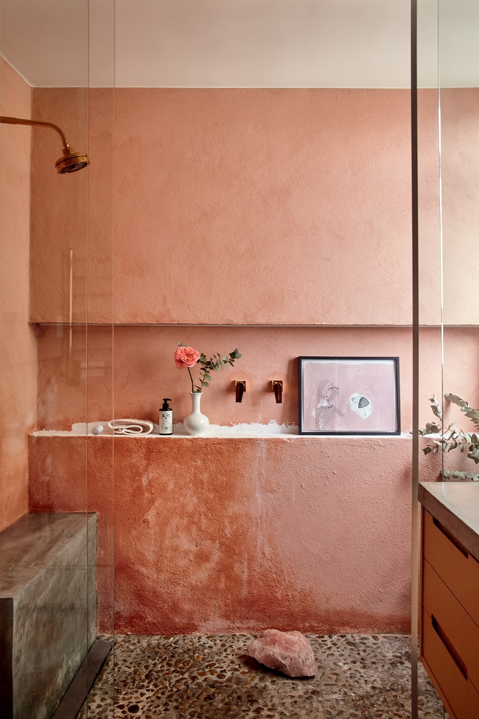 Banheiro recebeu tom rosado, com tinta mineral do Studio Passalacqua — Foto: Ilana Bessler/Habitado Projeto