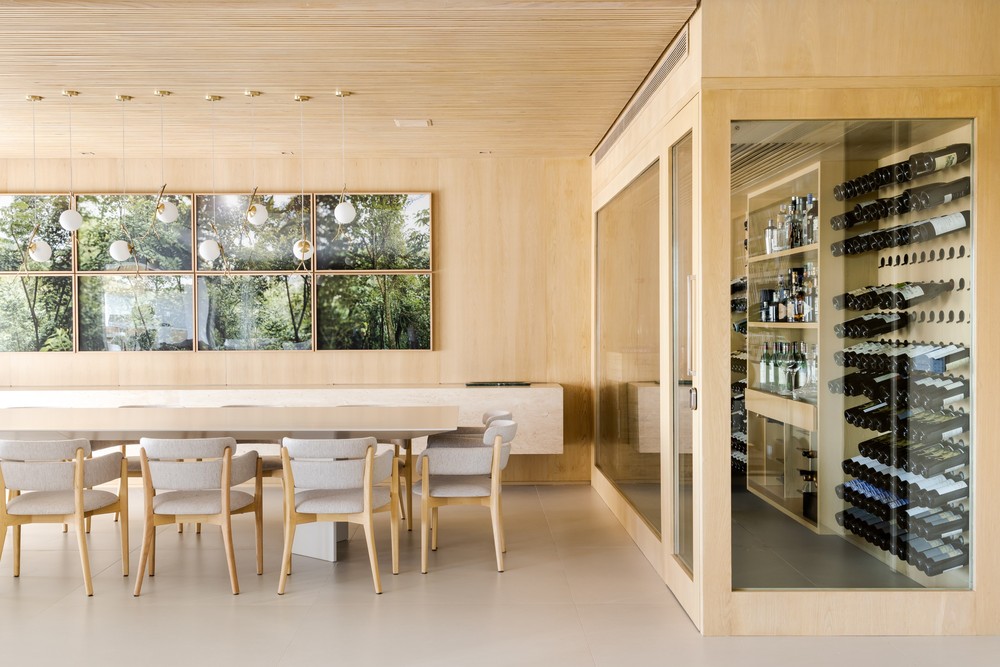 Décor do dia: sala de jantar com muita madeira e adega ampla