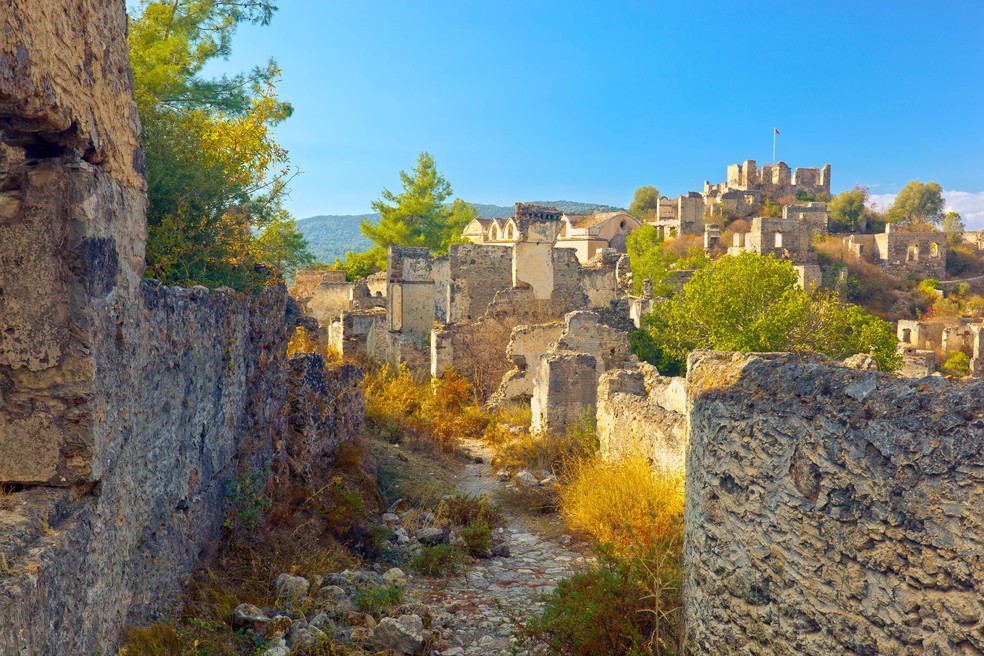 Kayakoy, na Turquia, reúne ruínas de centenas de casas de pedra sem telhado, desabitadas desde a década de 1920 — Foto: Getty Images