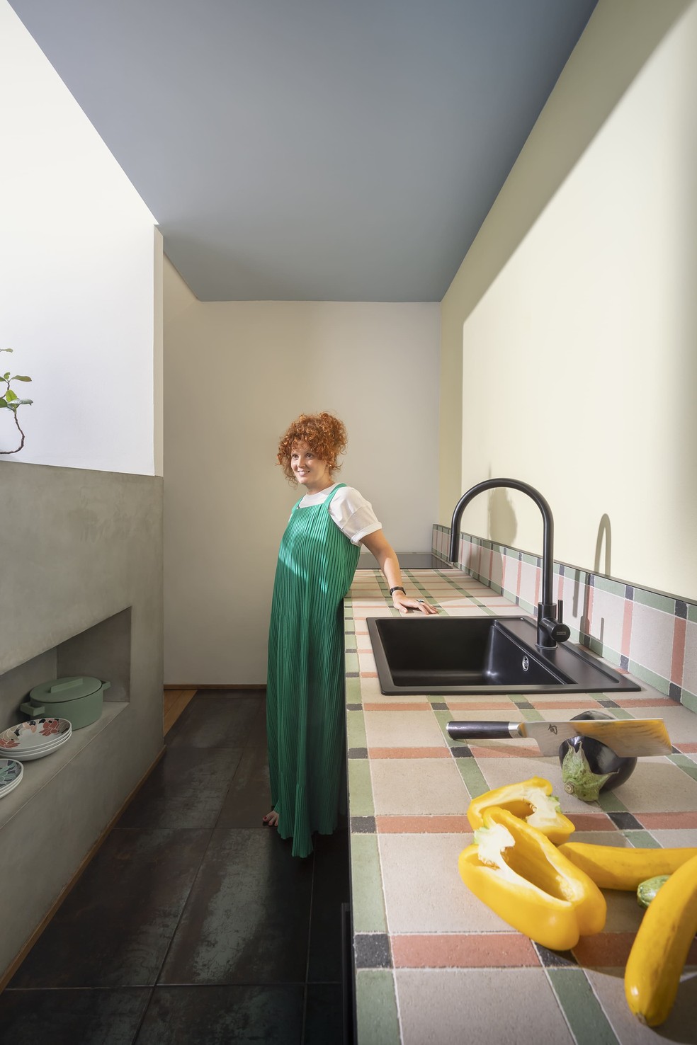 Integrada à sala, a cozinha também faz parte da coleção Zdora, desenhada por Serena Confalonieri em colaboração com a La Pietra Compattata e a Very Simple Kitchen — Foto: Beppe Brancato