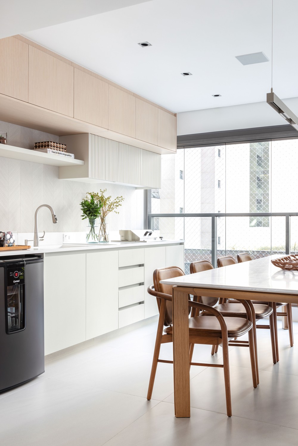 Décor do dia: living integrado à varanda gourmet com atmosfera escandinava