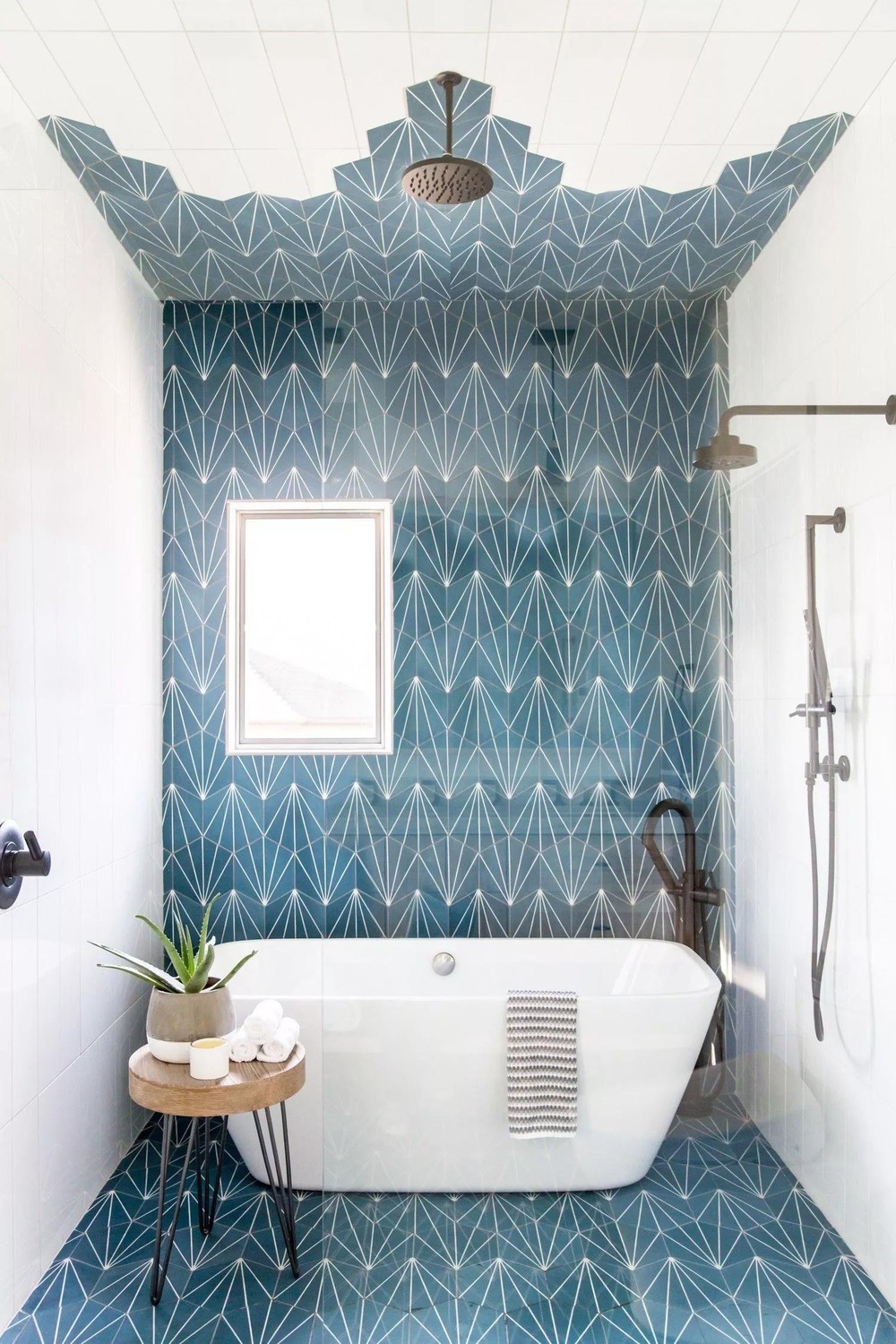 Mix de azulejos: 9 ideias para inovar na decoração do banheiro