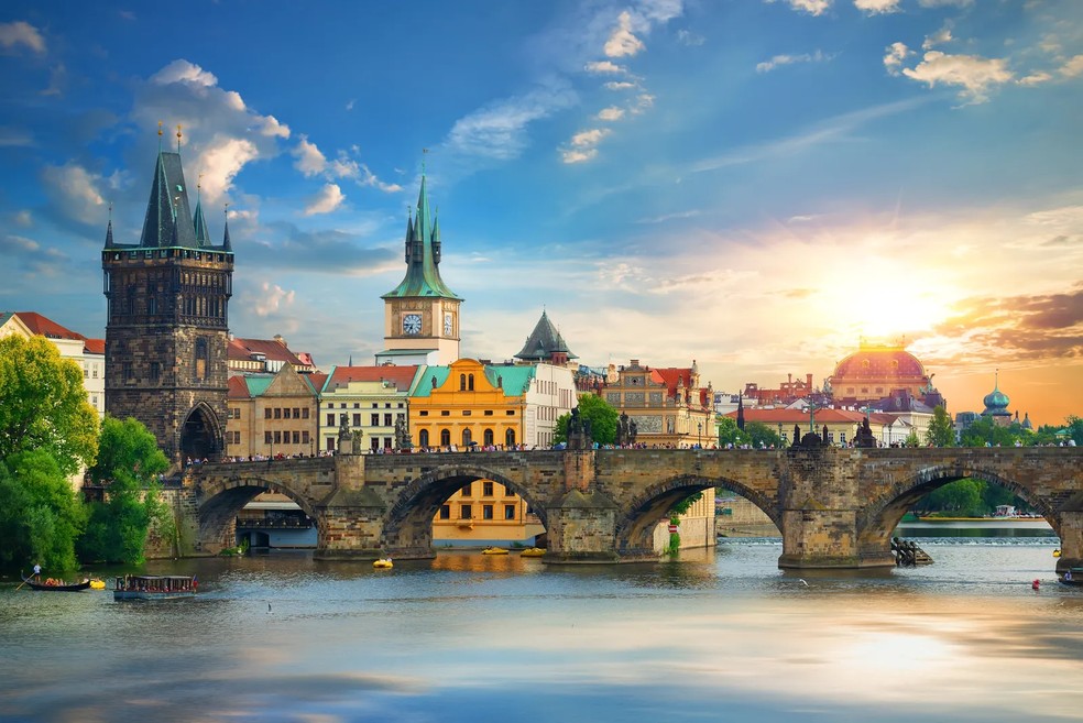 A Ponte Carlos é o símbolo de Praga. Estende-se desde a Cidade Velha, através do Rio Vltava, até à Cidade Pequena. Construída no século XIV, é uma das pontes de pedra mais antigas da Europa — Foto: Givaga/Getty Images