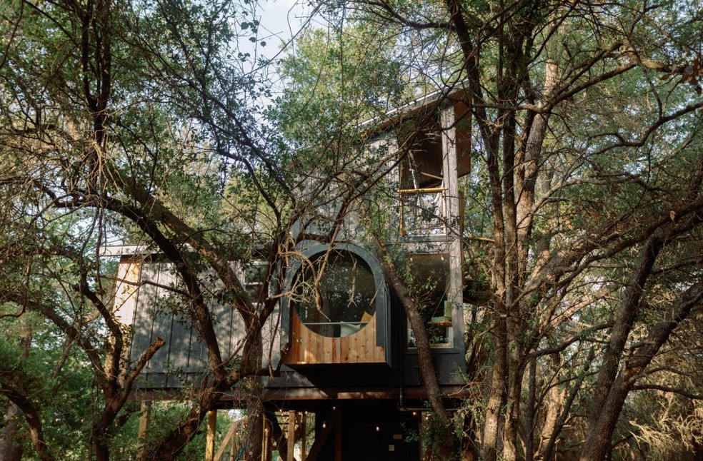 Casa na árvore vira opção de hospedagem nos EUA — Foto: Divulgação/HoneyTree