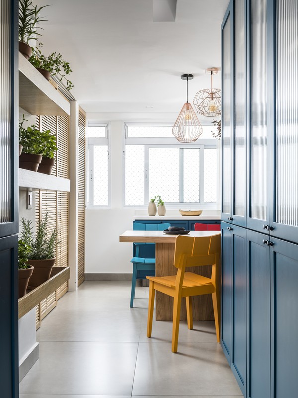 Marcenaria sob medida e cores fortes decoram apartamento de 160 m²