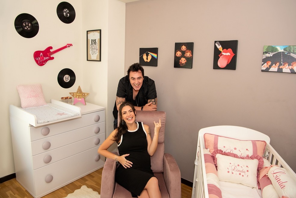 Rock inspira decoração do quarto da filha dos artistas Lívia Dabarian e Alírio Netto — Foto: Viviane Callegario