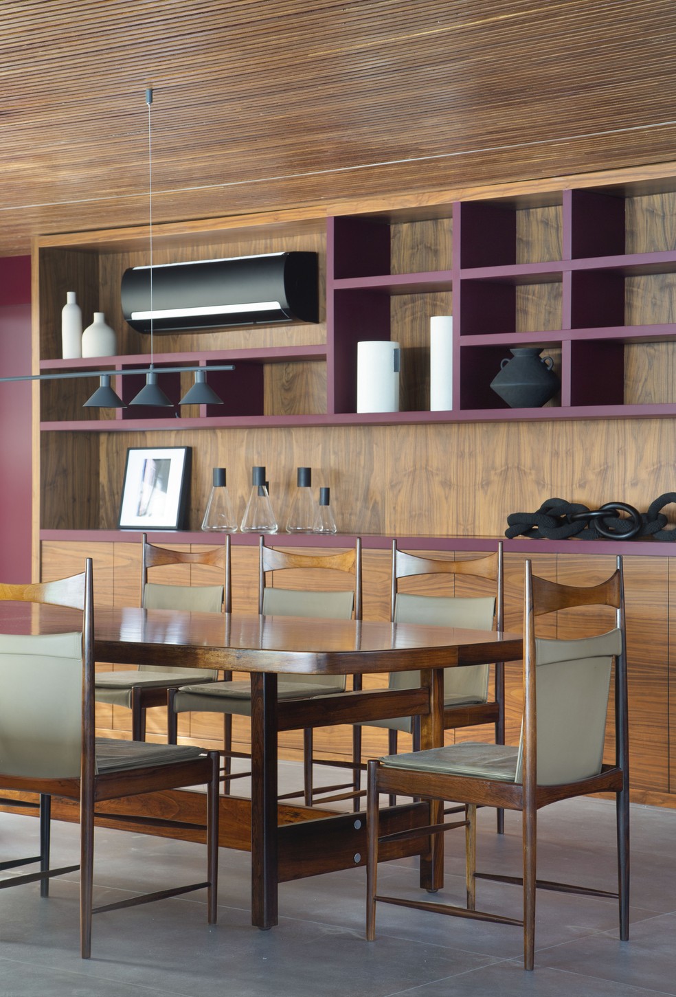 Detalhes da sala de jantar, integrada aos demais ambientes, com móveis de Sergio Rodrigues — Foto: Denilson Machado/MCA Estúdio