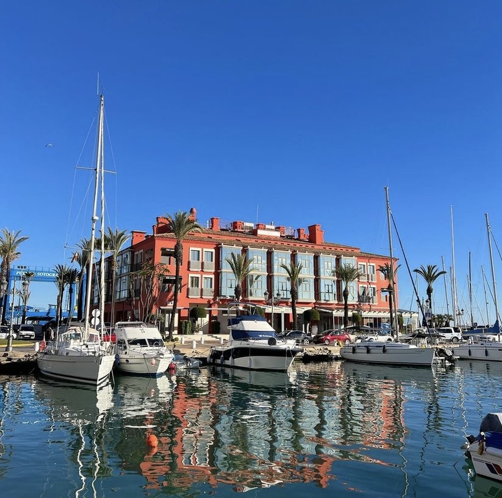 O Hotel MIM em Cádiz se assemelha a um clube marítimo de luxo  — Foto: Reprodução/Instagram @hotelmimsotogrande