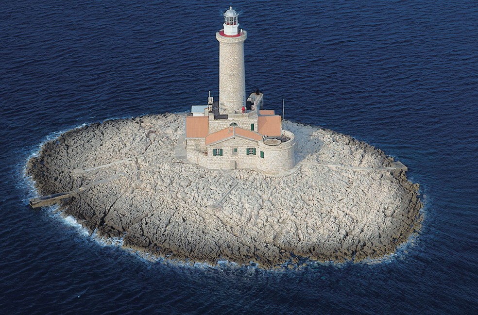 Farol particular fica em ilha no mar Adriático, na Croácia — Foto: Divulgação
