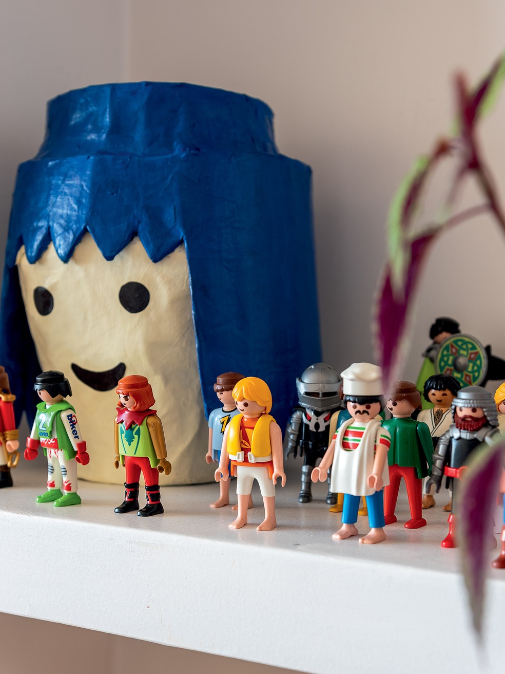 A  coleção de brinquedos do artista ganha a companhia de uma cabeça em escala humana produzida para  a vitrine da loja da Sardina, no bairro do Jardim Botânico — Foto: Wesley Diego Emes
