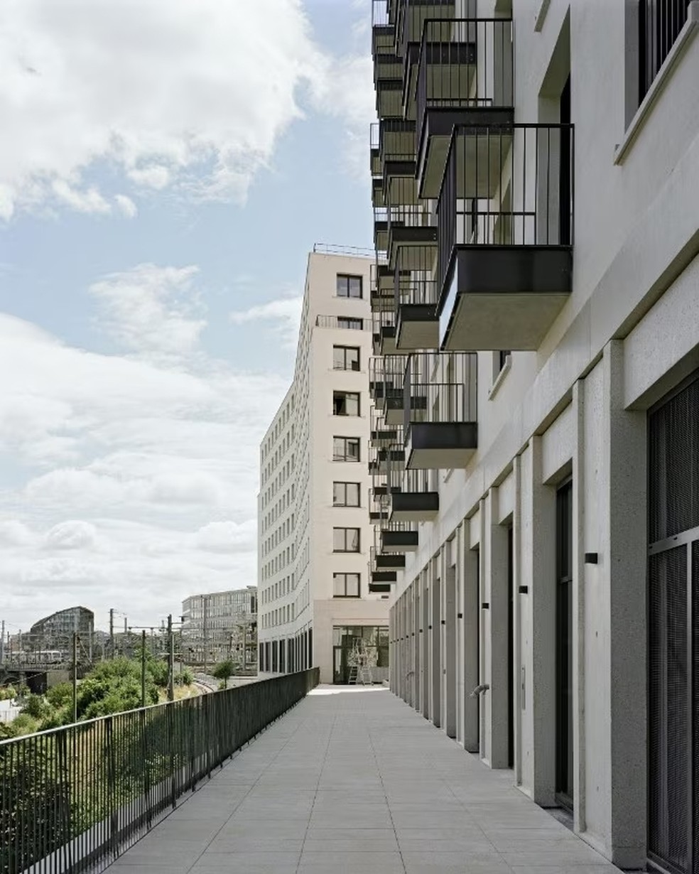 O bairro possui quatro prédios, de forma que ocupa 2.500 m³ do espaço  — Foto: Julien Hourcade
