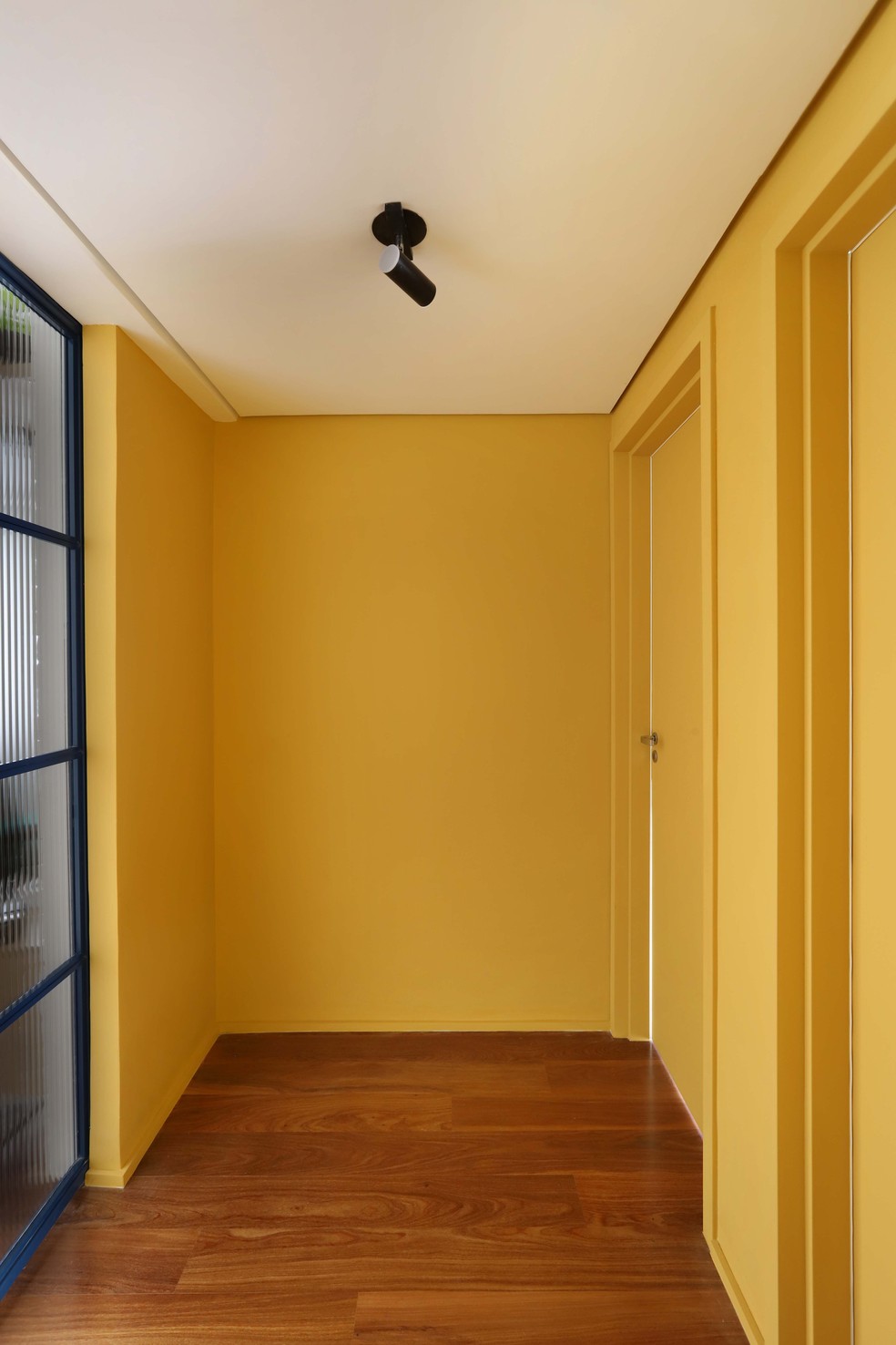 O corredor da área íntima exibe um tom amarelo bem chamativo — Foto: Mariana Orsi