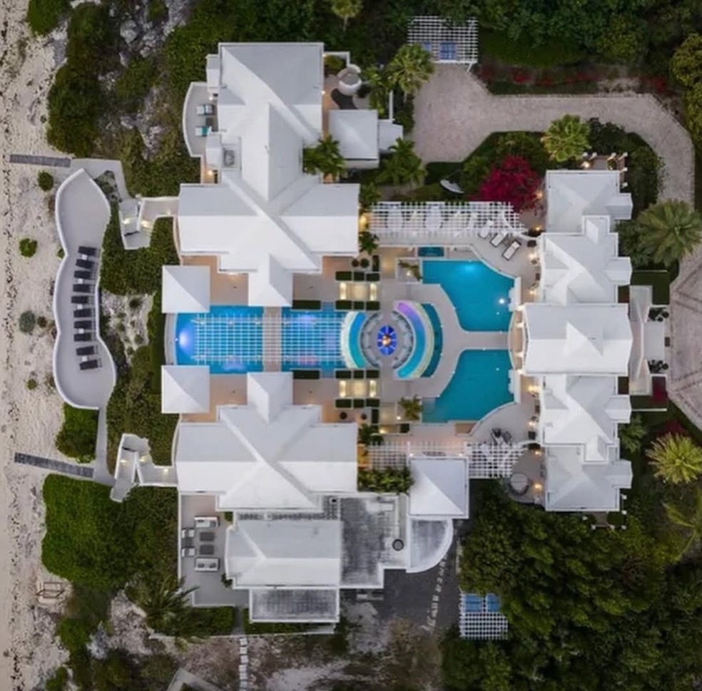Mansão com piscina de dois andares está à venda por R$ 164 milhões — Foto: Divulgação