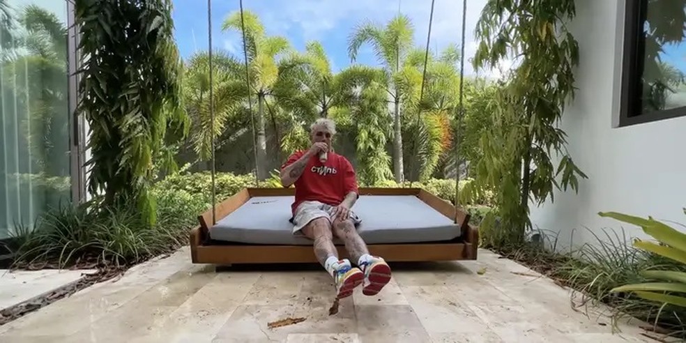 Jake Paul em balanço para momentos de lazer em sua mansão em Porto Rico — Foto: YouTube/Jake Paul