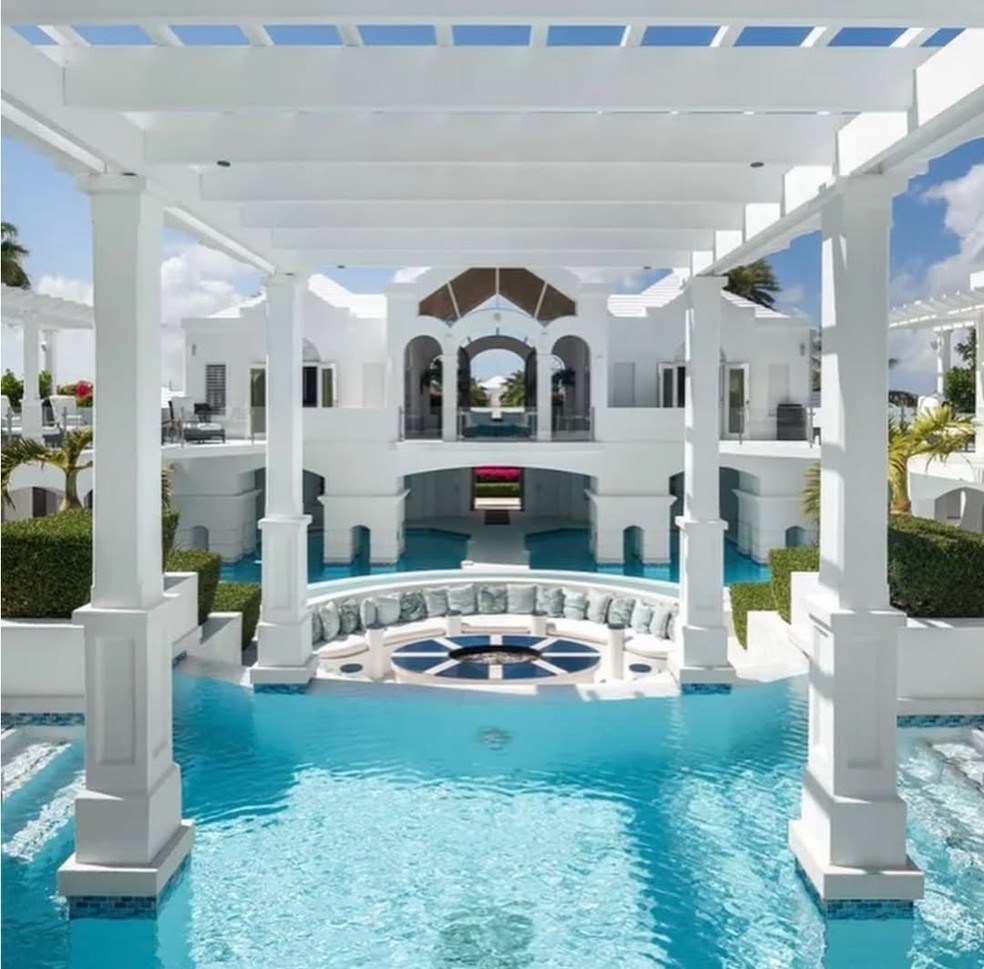 Mansão com piscina de dois andares está à venda por R$ 164 milhões — Foto: Divulgação