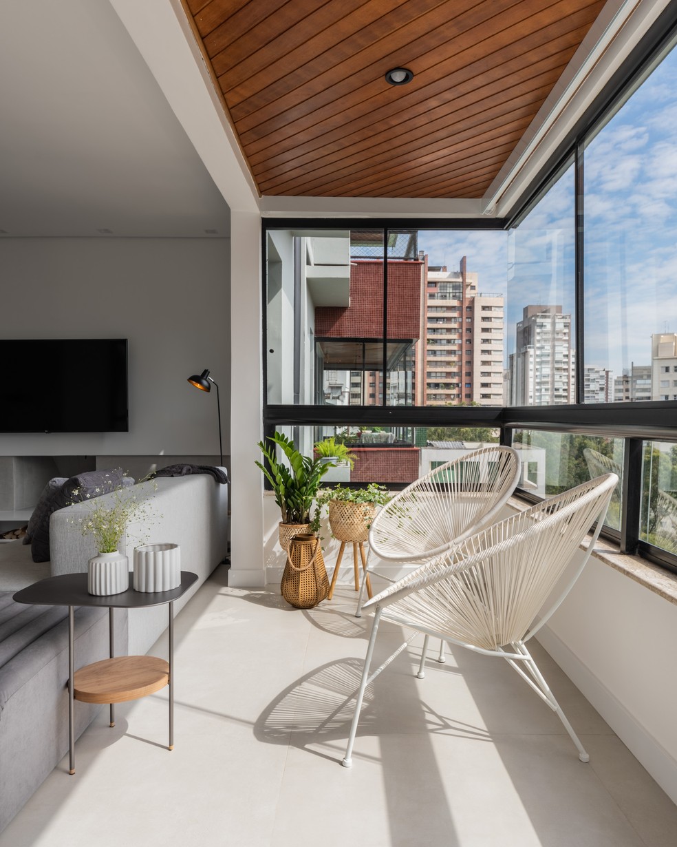 As cores carregam energia, então o ideal é encontrar um equilíbrio — Foto: Apartamento assinado pelas arquitetas Mirella Fochi e Thais Bontempi | Fotos: Guilherme Pucci