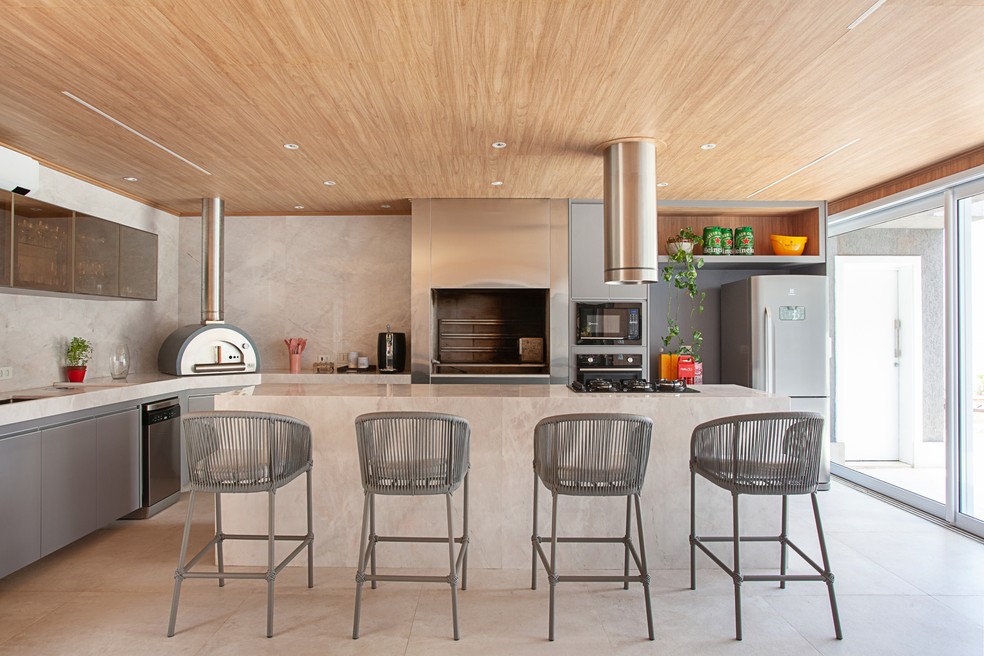 Décor do dia: área gourmet com piso de cimento queimado e ilha de mármore
