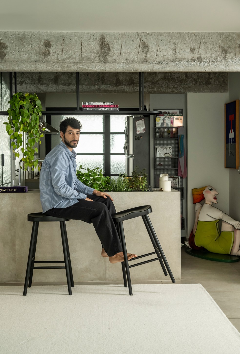 Com banquetas e tapete da Zara Home, a ilha integra a cozinha ao bar. Projeto de Gabriel Rosa — Foto: Wesley Diego Emes | Produção Lucas Freitas