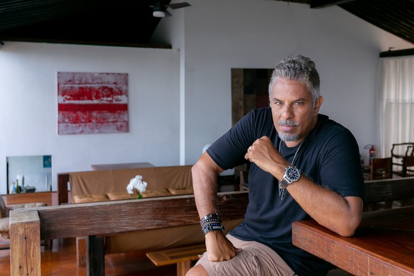 Luka Ribeiro, galã da década de 90, se hospeda em 'escultura ...