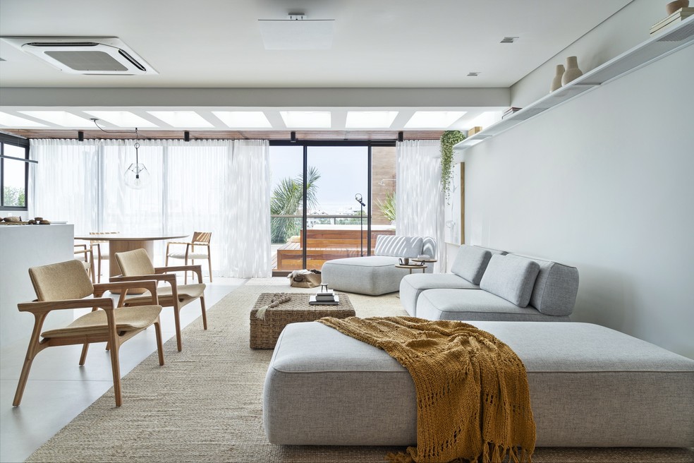 Decoração minimalista garante leveza e fluidez em apartamento de 180 m²