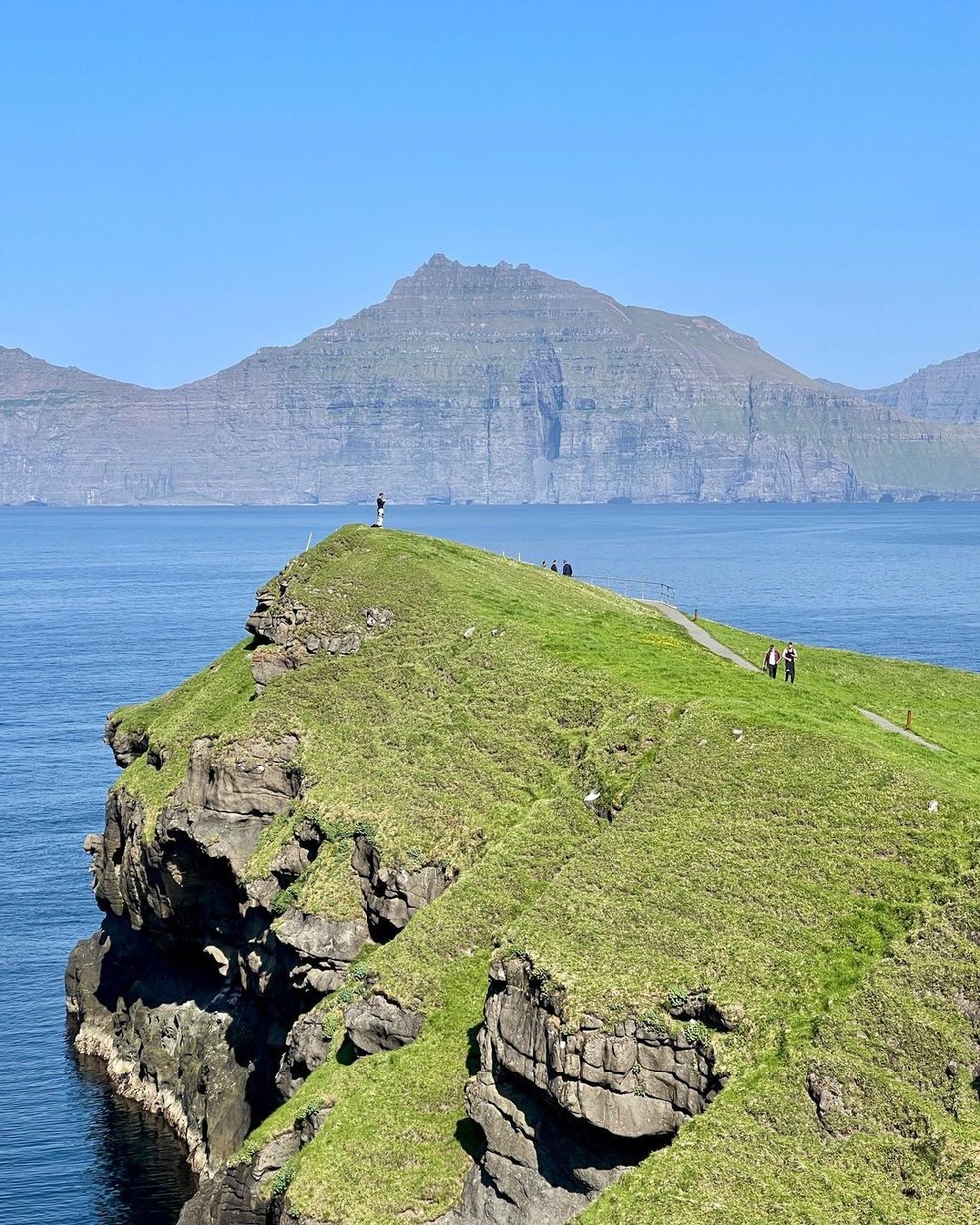 Caminhos sinuosos fazem parte do percurso nas Ilhas Faroé — Foto: Reprodução/Instagram @ashleahalpern