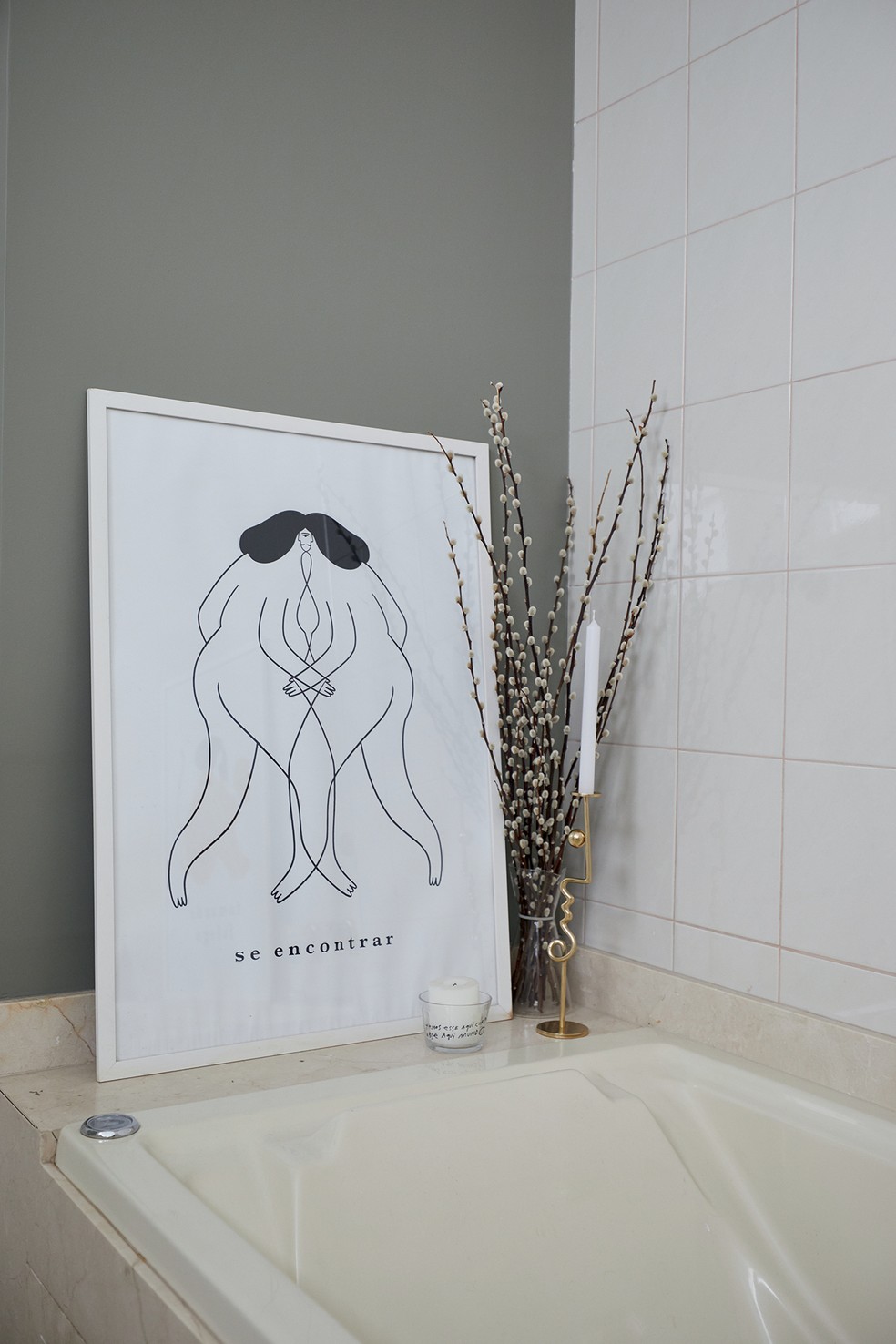 No banheiro, ilustração de Fernanda Bornancin para a Zebradaa, vela design Mana Bernardes para a Tok&Stok e castiçal Henri, de Paola Vilas  — Foto: Deco Cury