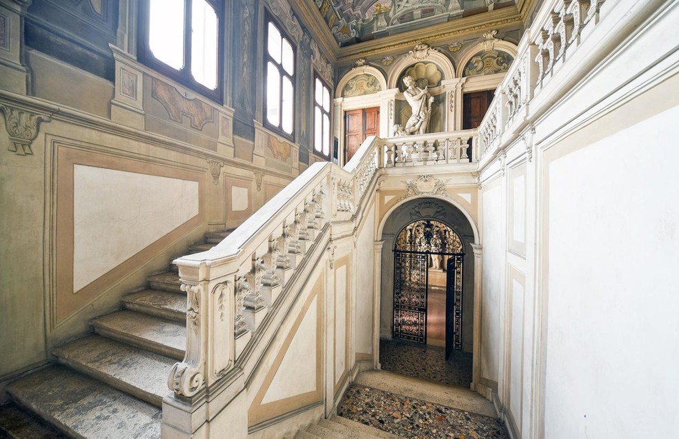 Mais detalhes da escadaria em mármore, com detalhes rebuscados — Foto: Dimora Italia Real Estate