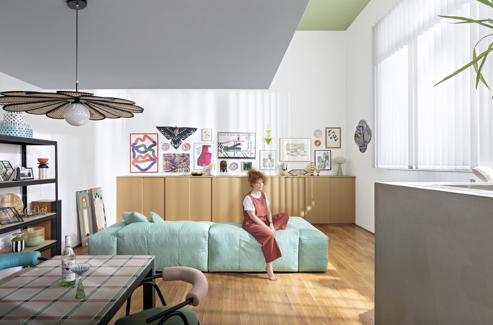 Serena Confalonieri abre seu loft cheio de memórias e com peças de design autoral, em Milão — Foto: Beppe Brancato